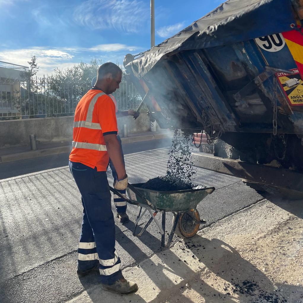 Ouvrier de Sud Routes faisant de l'enrobé à Nice